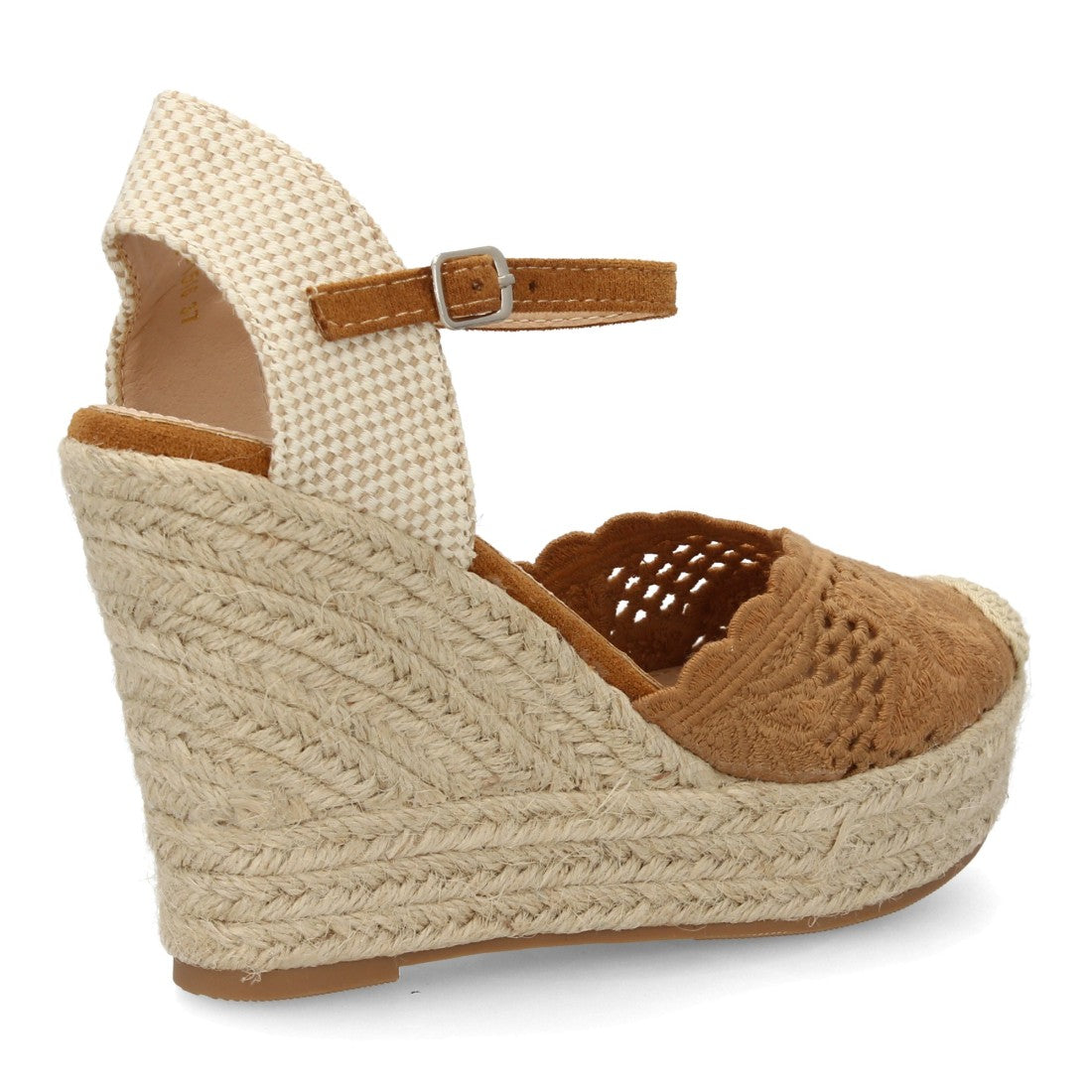 Alpargata camel con diseño bordado en punta y cuña de esparto.