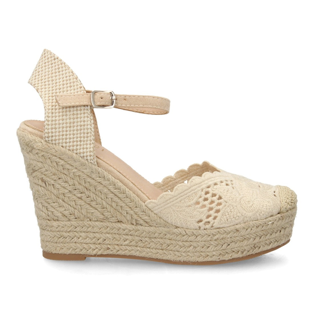 Alpargata beige bordada con cuña de esparto y talón abierto.