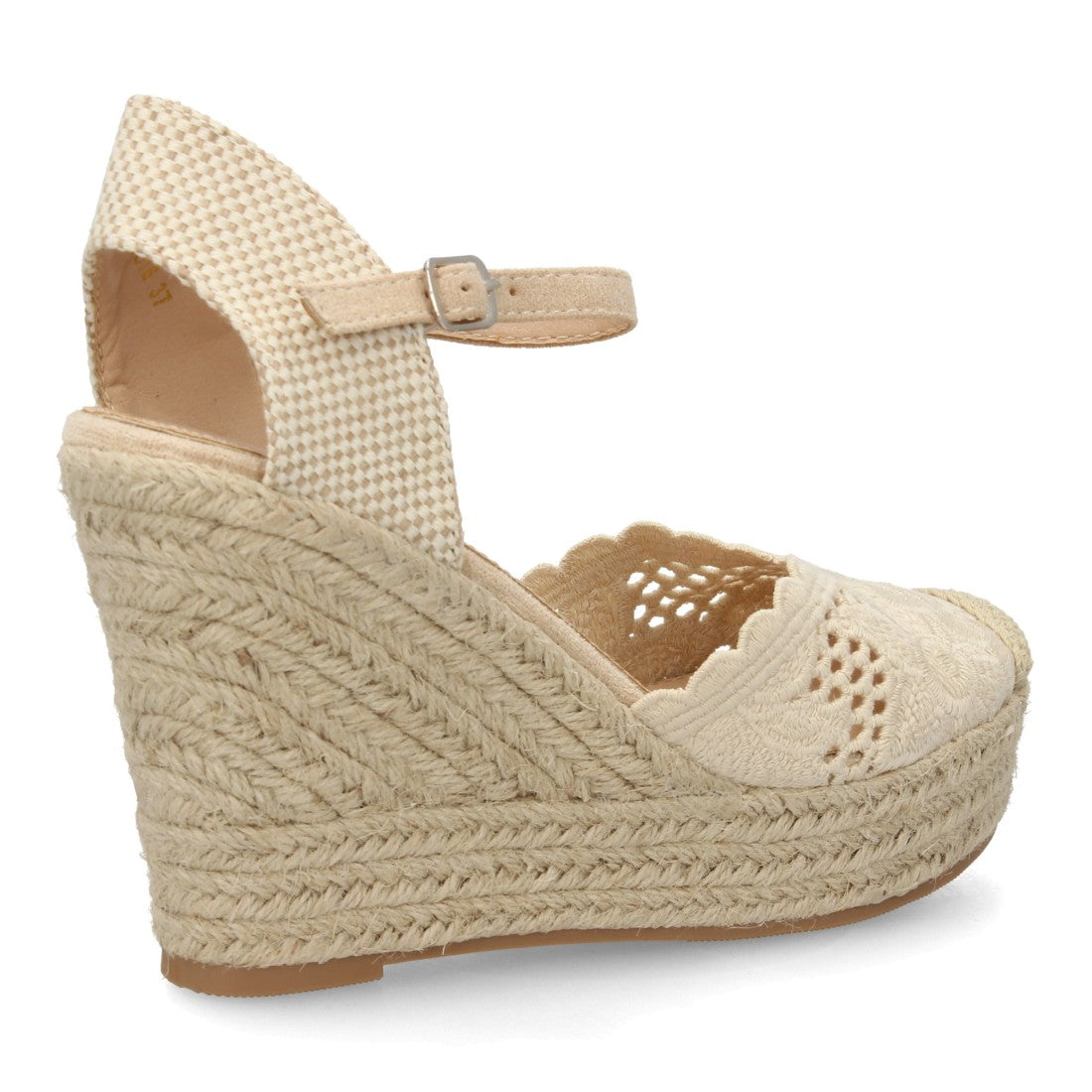 Alpargata beige bordada con cuña de esparto y talón abierto.