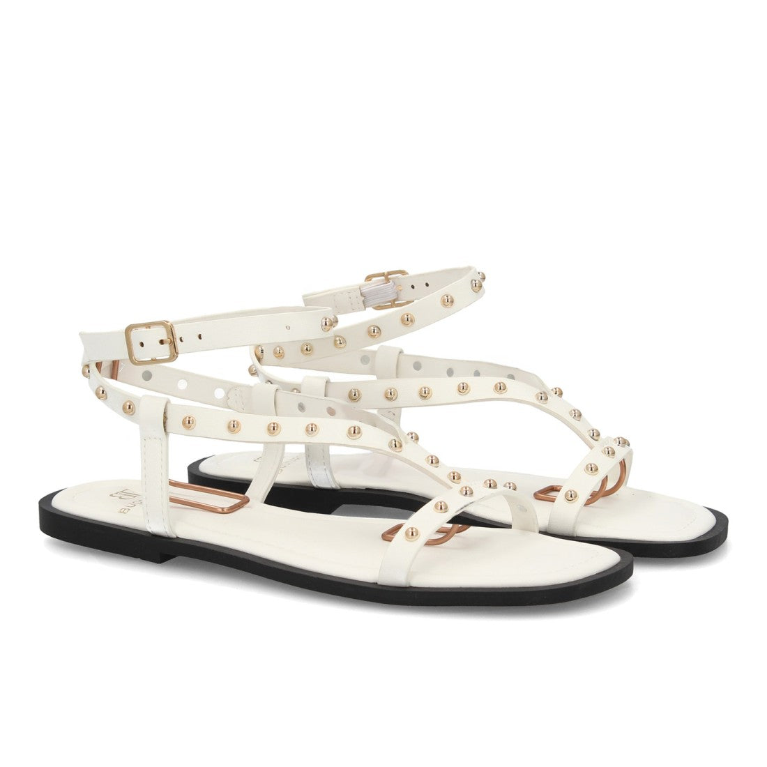 Sandalia plana blanca con tachuelas metálicas estilo romano