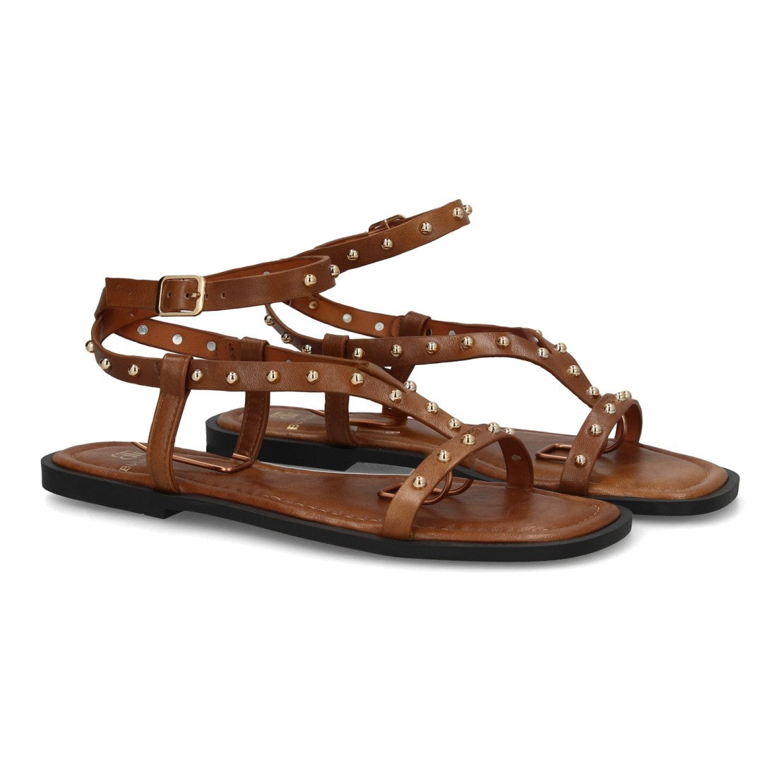 Sandalia plana camel con tachuelas metálicas y hebilla