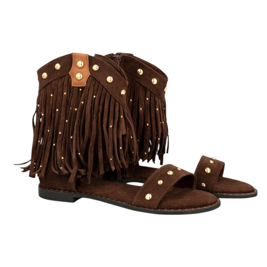 Sandalia boho marrón flecos tachuelas diseño botín abierto