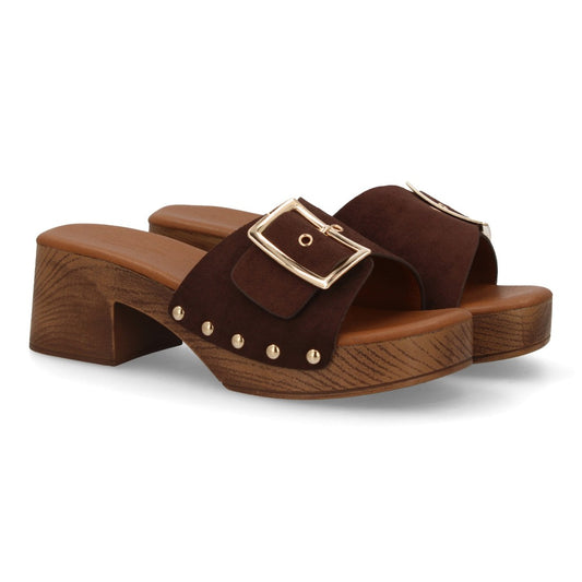 Zueco tacón madera marrón tachuelas mujer