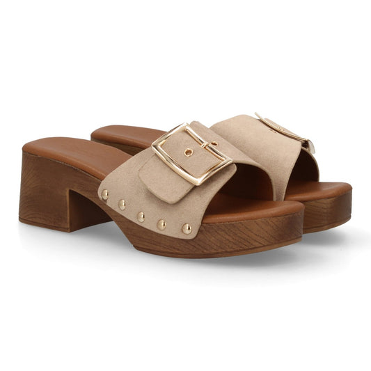 Zueco tacón madera beige tachuelas retro