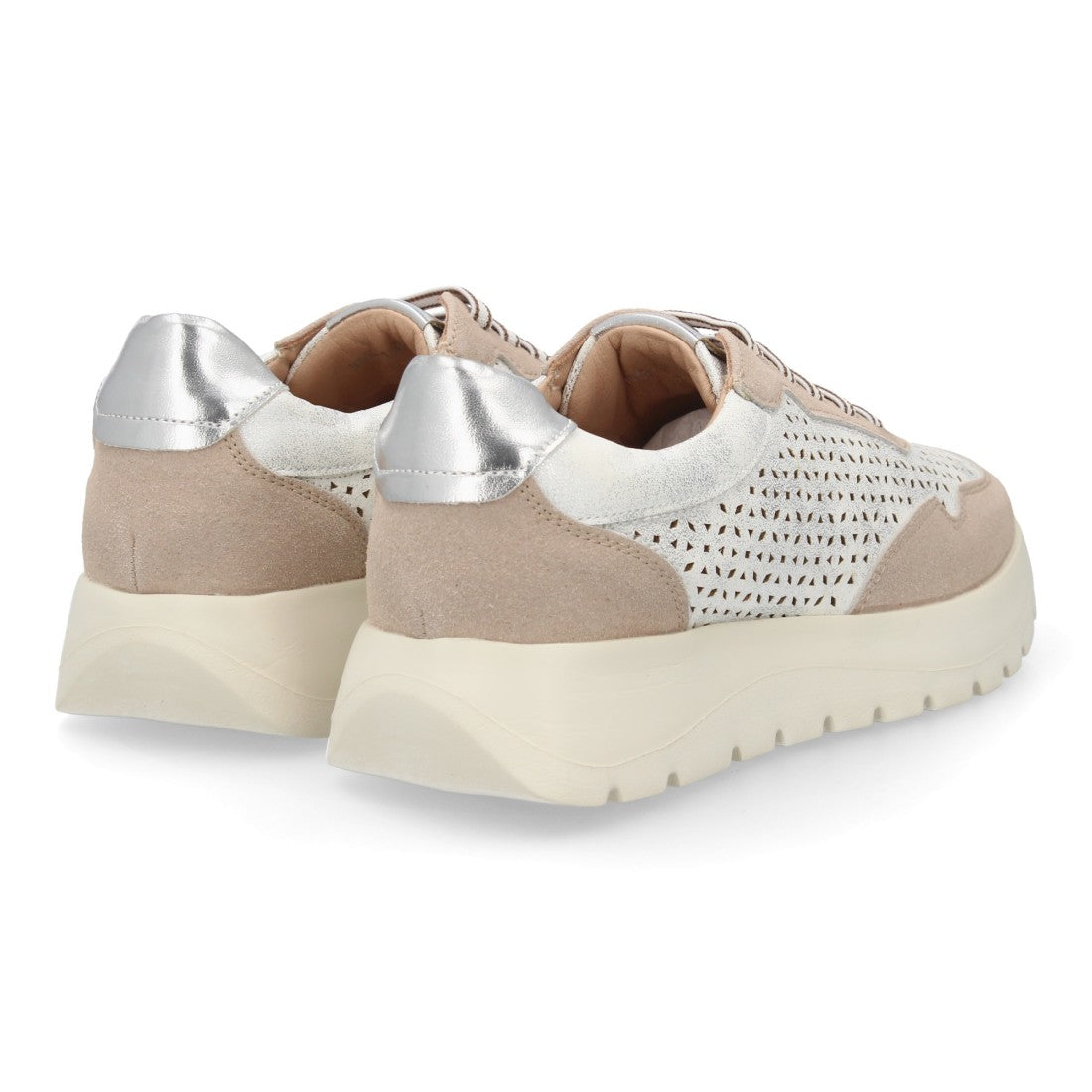 Zapatillas casual slip on mujer taupe diseño calado moderno