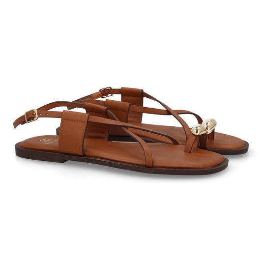 Sandalia plana cuero para mujer con detalle de hebilla ajustable.