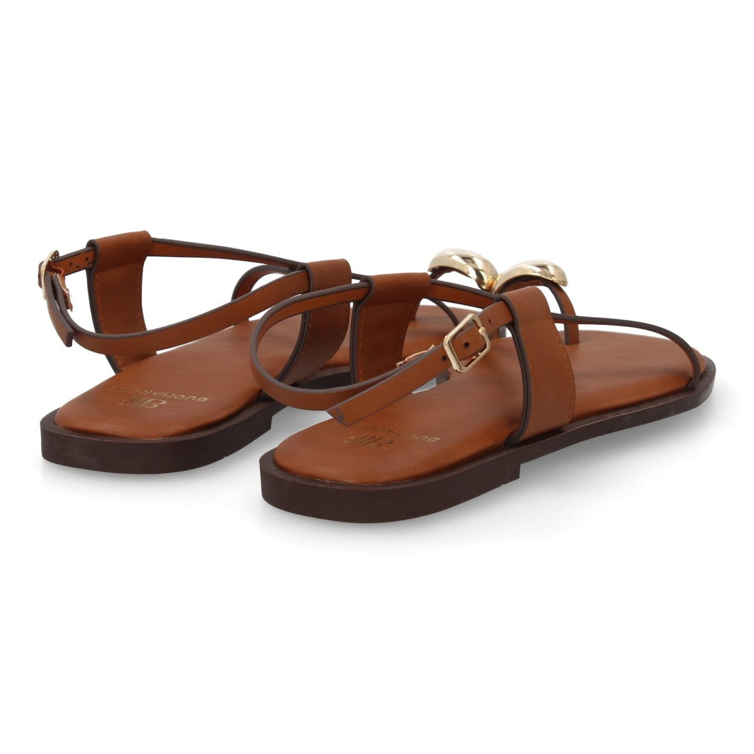 Sandalia plana cuero para mujer con detalle de hebilla ajustable.