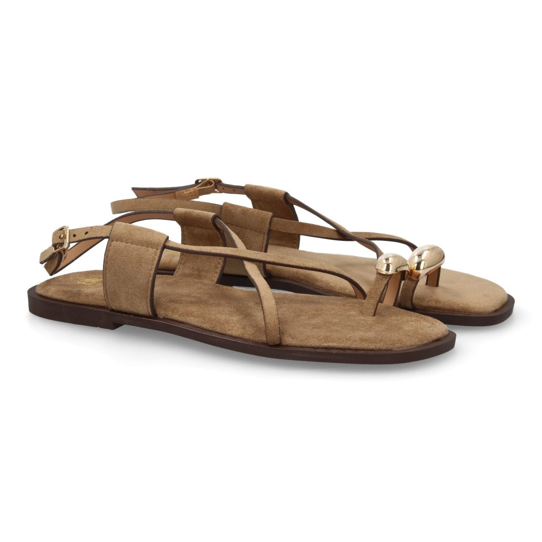 Sandalia plana beige mujer con tira frontal y cierre de hebilla.