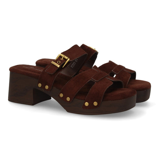 Sandalia marrón tiras madera tachuelas mujer