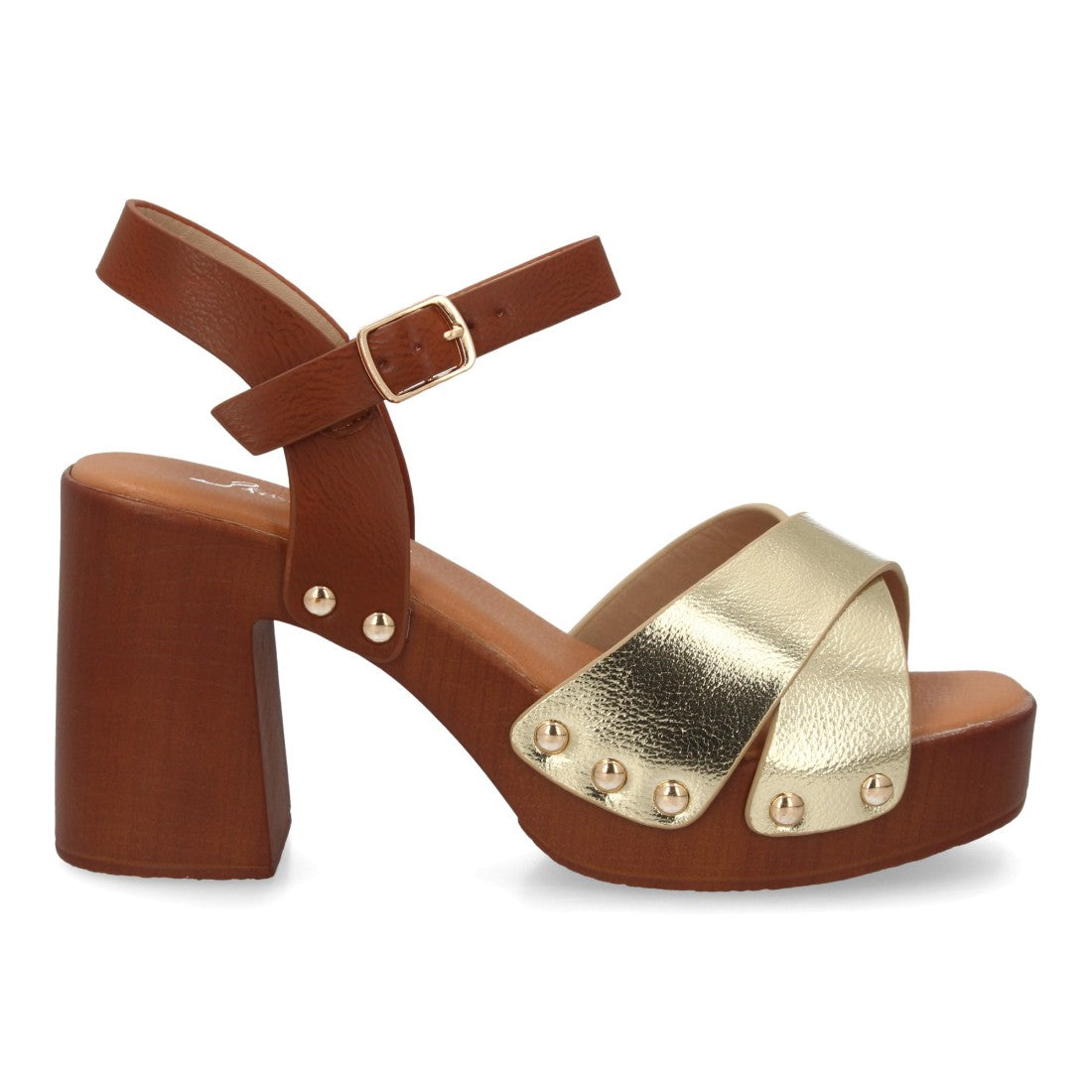 sandalia tacón madera oro tiras tachuelas