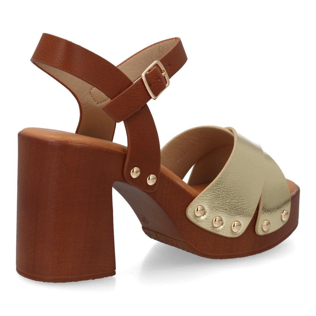 sandalia tacón madera oro tiras tachuelas