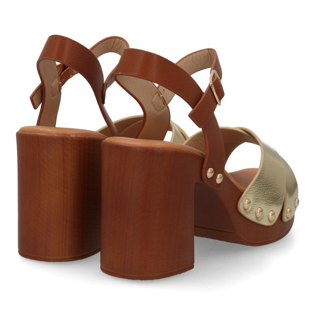 sandalia tacón madera oro tiras tachuelas