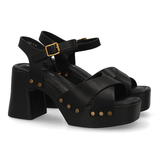 Sandalia negra tiras cruzadas madera mujer