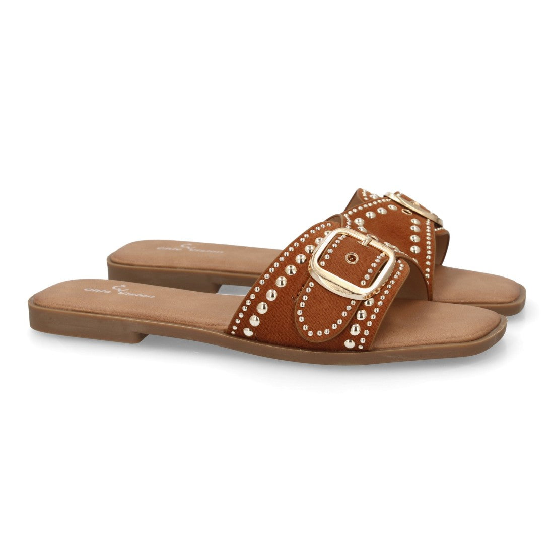 Sandalia plana camel mujer con detalle de tiras cruzadas en empeine.