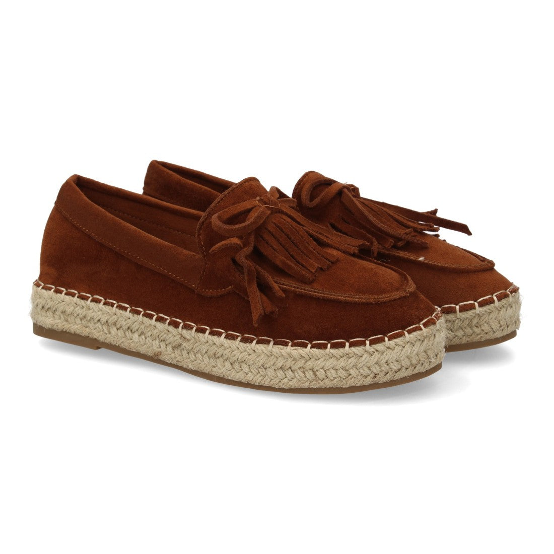 Alpargata de mujer color camel con flecos y suela de yute artesanal.