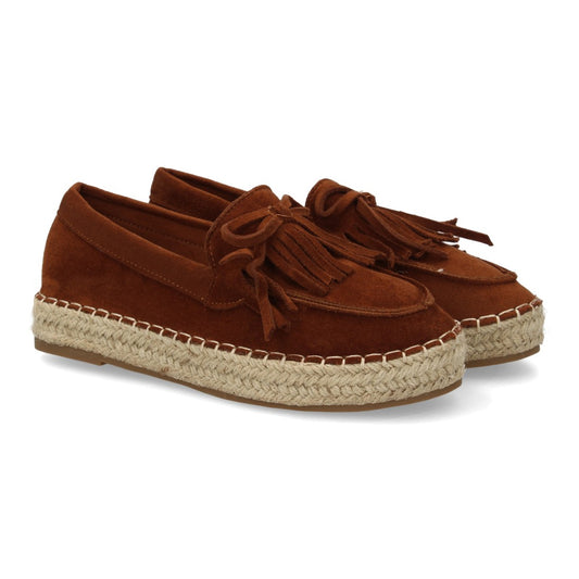 Alpargata de mujer color camel con flecos y suela de yute artesanal.
