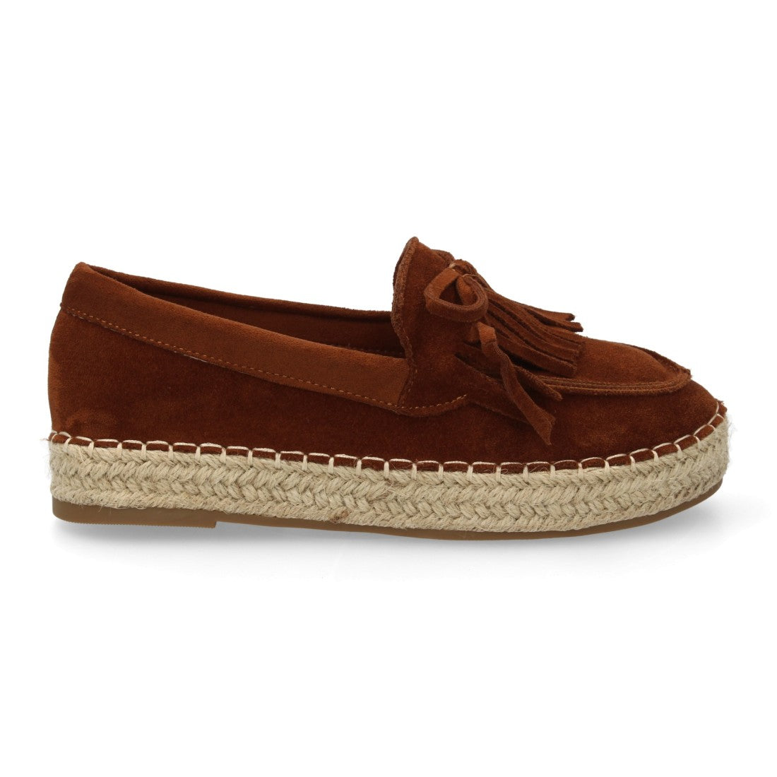 Alpargata de mujer color camel con flecos y suela de yute artesanal.