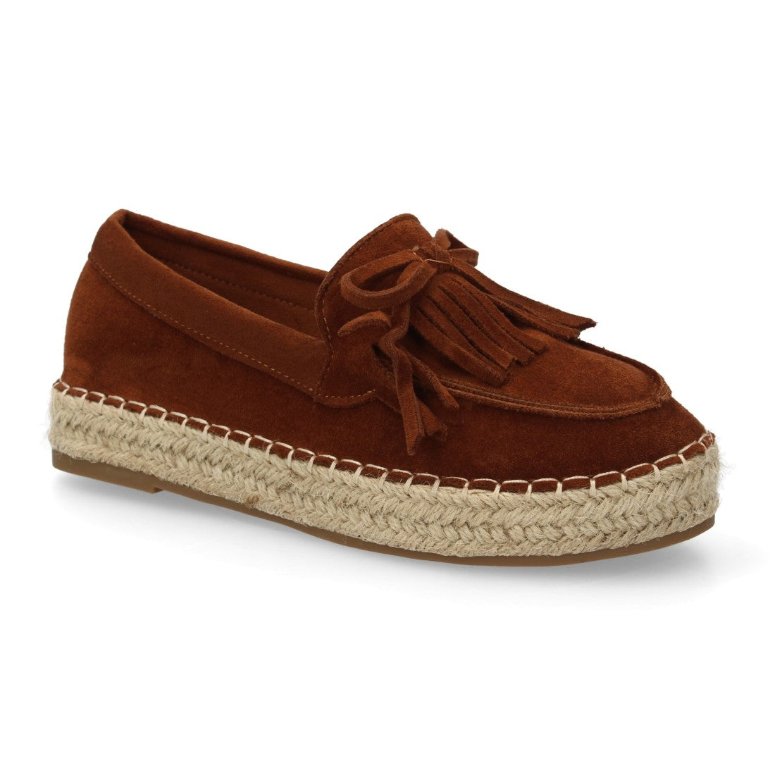 Alpargata de mujer color camel con flecos y suela de yute artesanal.
