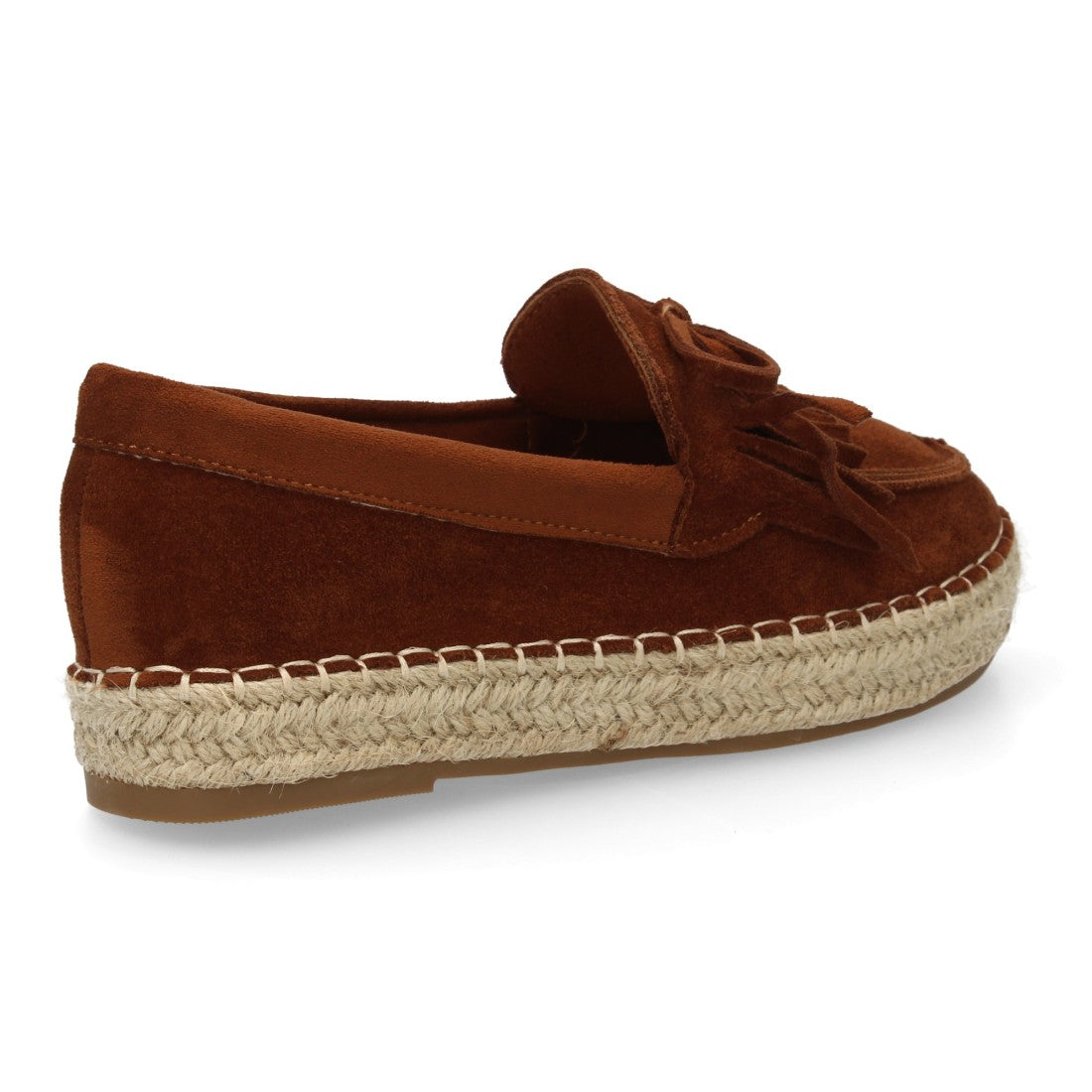 Alpargata de mujer color camel con flecos y suela de yute artesanal.