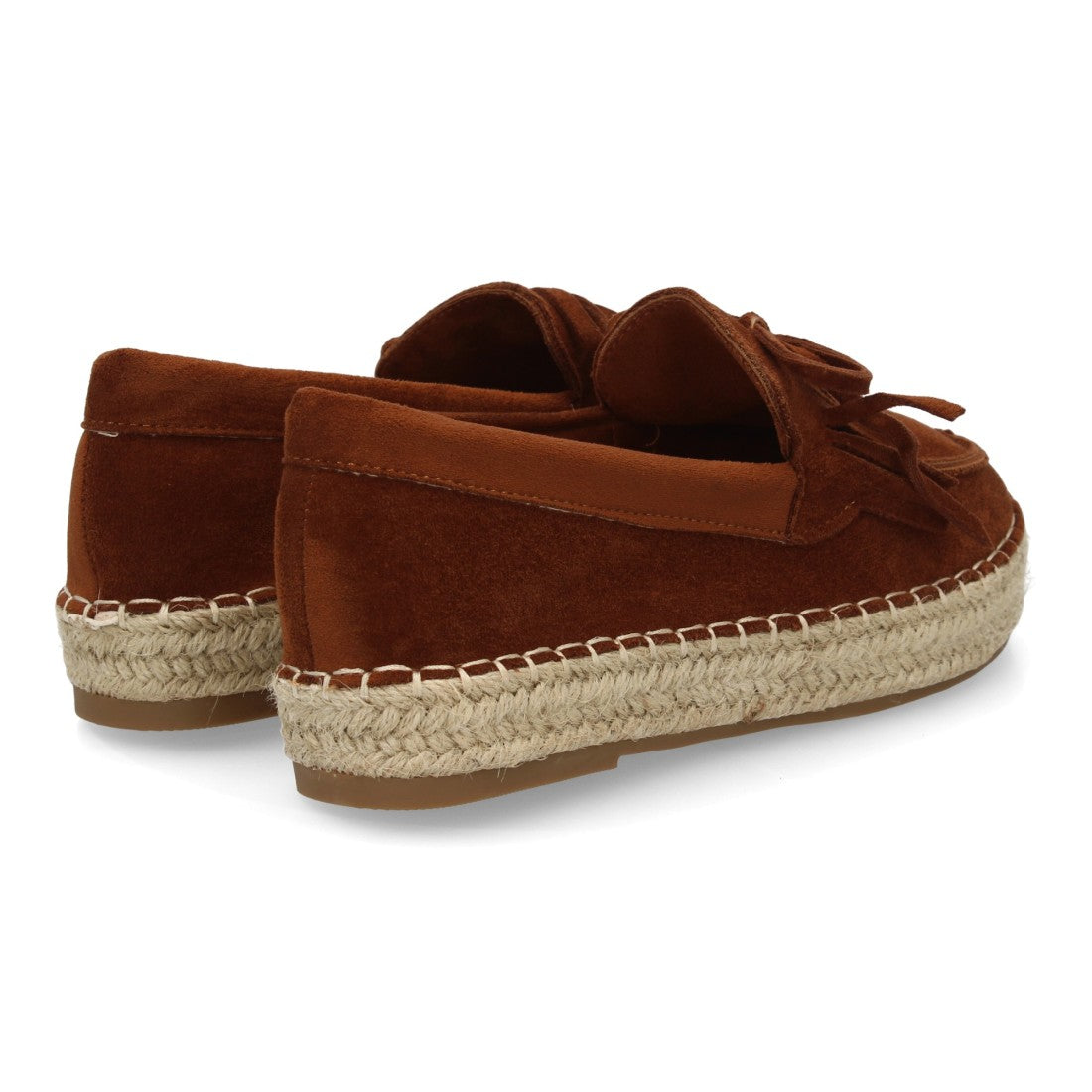 Alpargata de mujer color camel con flecos y suela de yute artesanal.