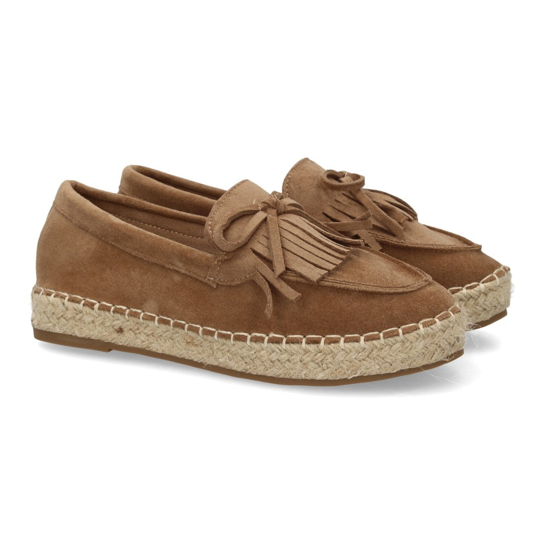 Alpargata plana verde kaki con detalle de flecos y suela de cuerda natural.