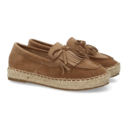 Alpargata plana verde kaki con detalle de flecos y suela de cuerda natural.