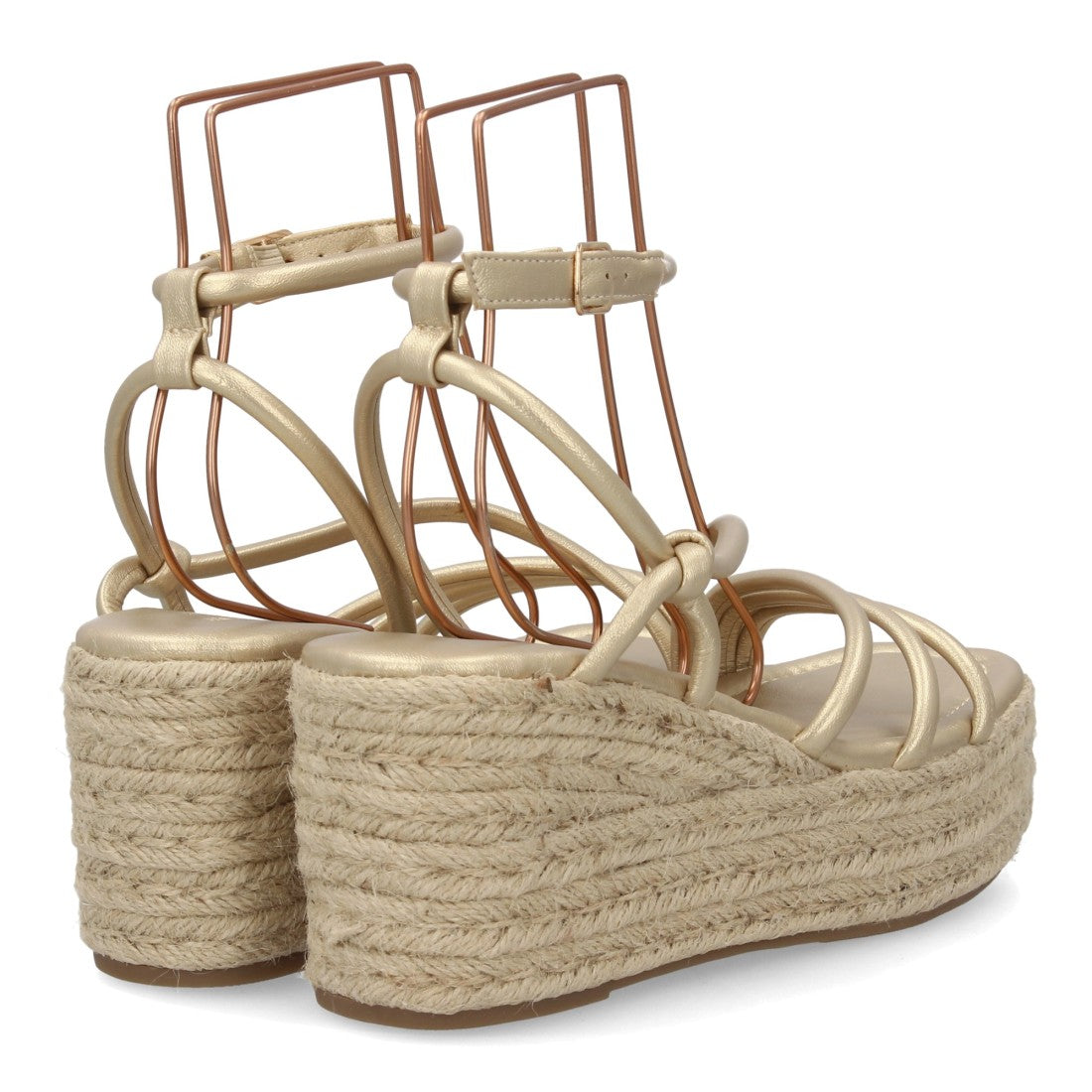 Sandalia cuña dorada para mujer con acabado brillante y plataforma.