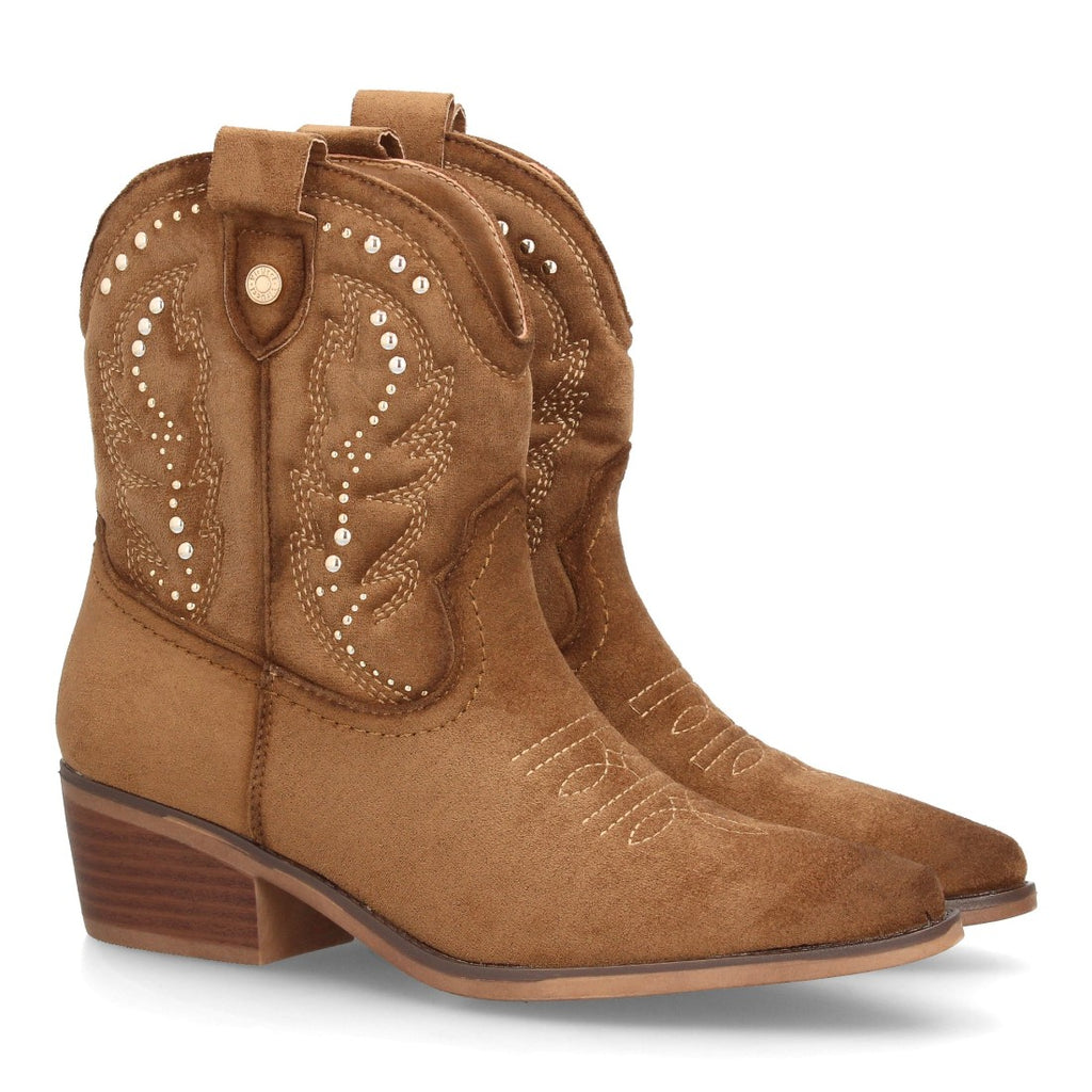 Botín estilo cowboy en serraje camel con bordados y tachuelas metálicas
