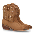 Botín estilo cowboy en serraje camel con bordados y tachuelas metálicas