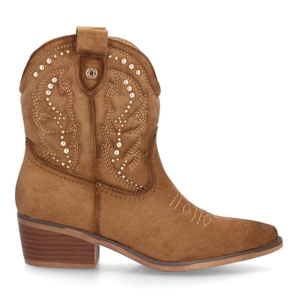 Botín estilo cowboy en serraje camel con bordados y tachuelas metálicas