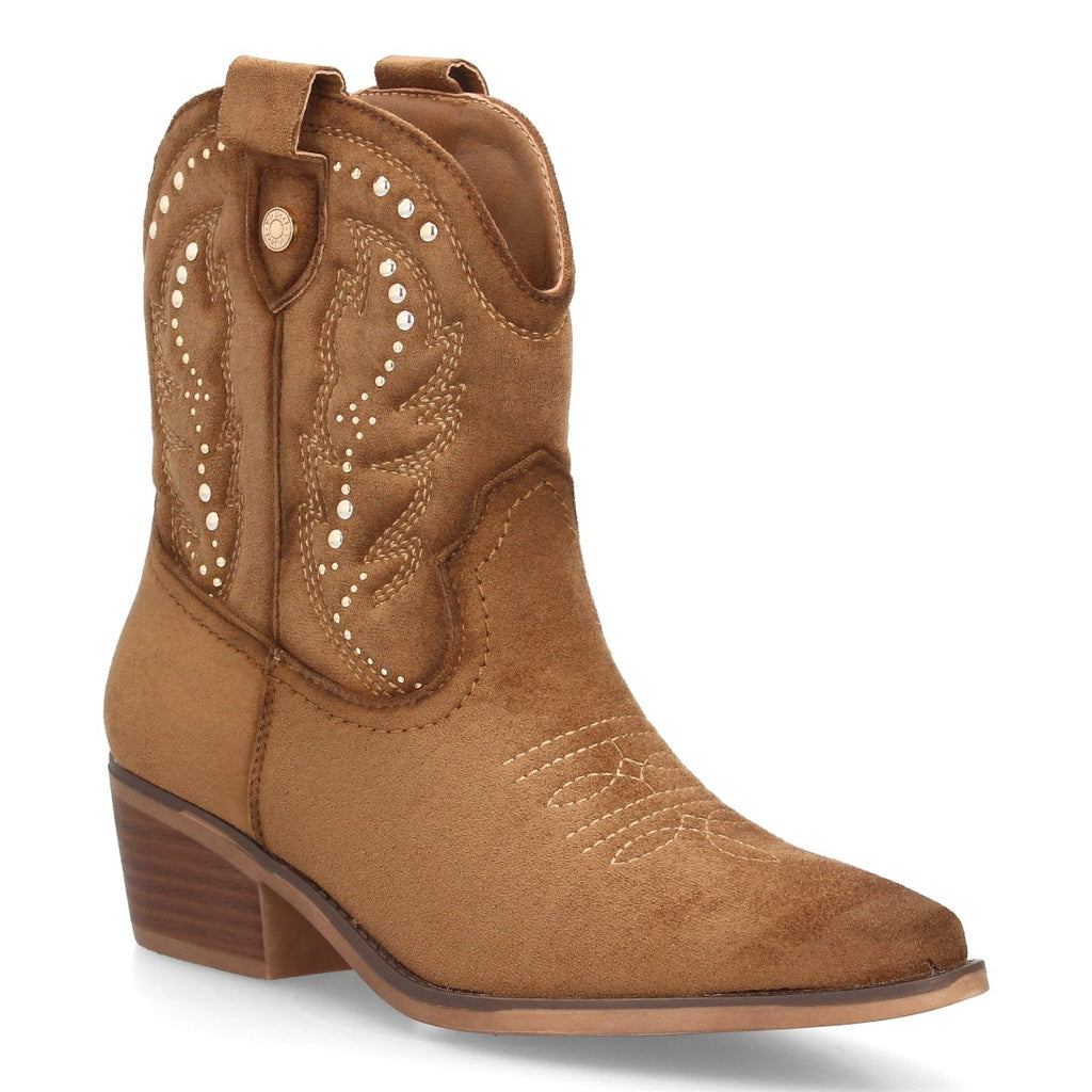 Botín estilo cowboy en serraje camel con bordados y tachuelas metálicas
