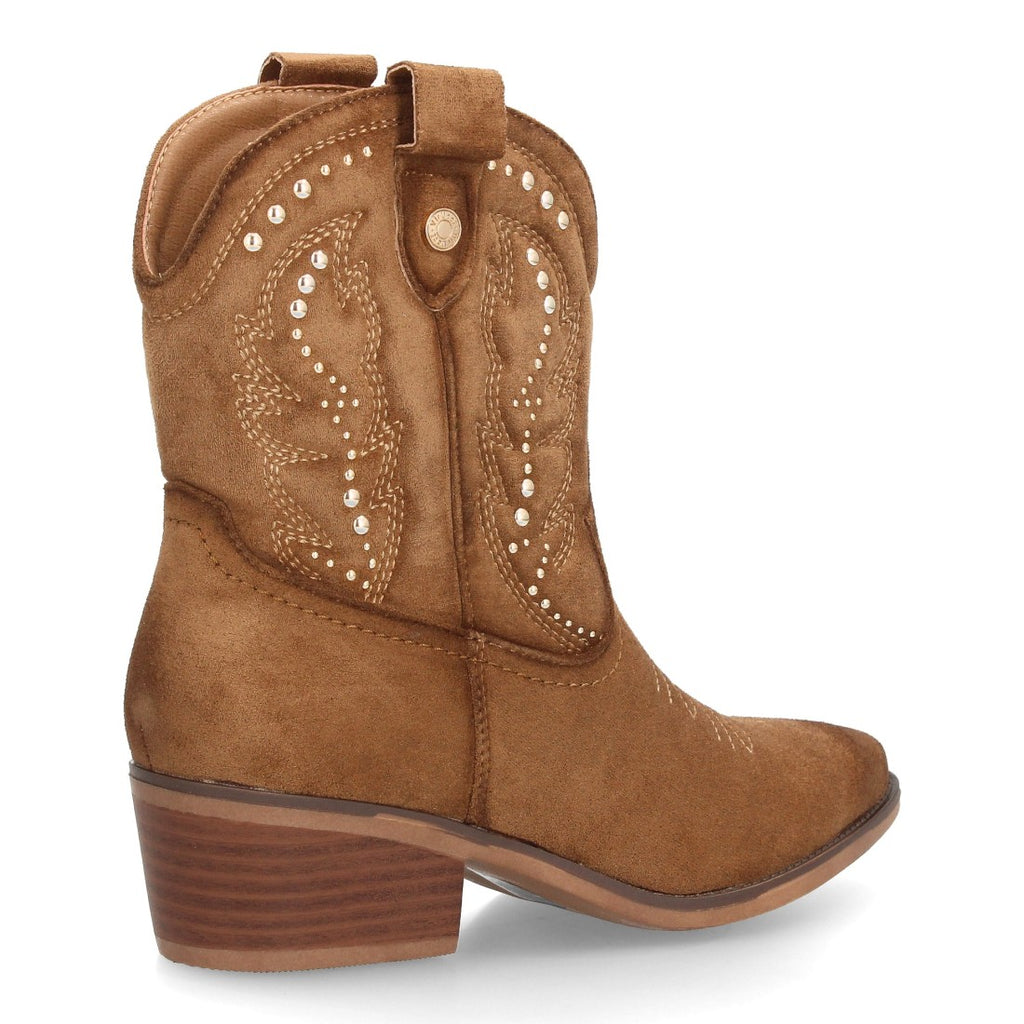 Botín estilo cowboy en serraje camel con bordados y tachuelas metálicas