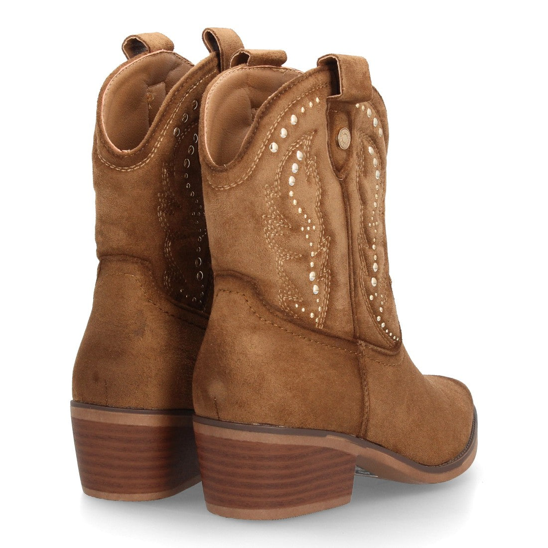 Botín estilo cowboy en serraje camel con bordados y tachuelas metálicas