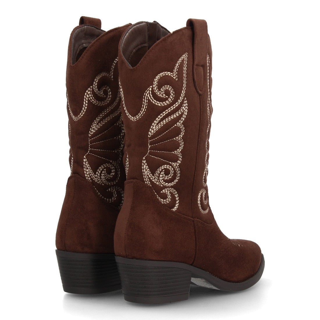 Bota alta estilo cowboy en color café con bordados y tacón ancho