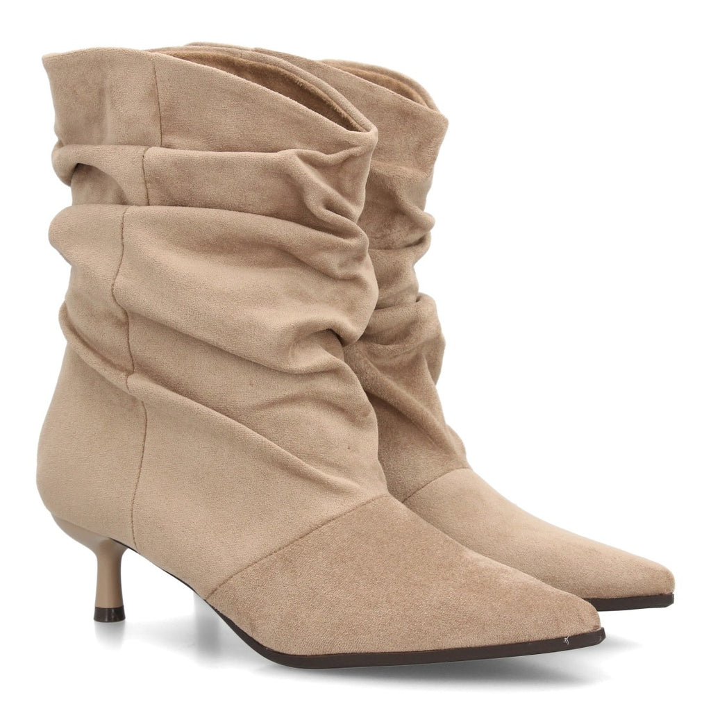 Beige para mujer con caña arrugada y tacón fino de altura media