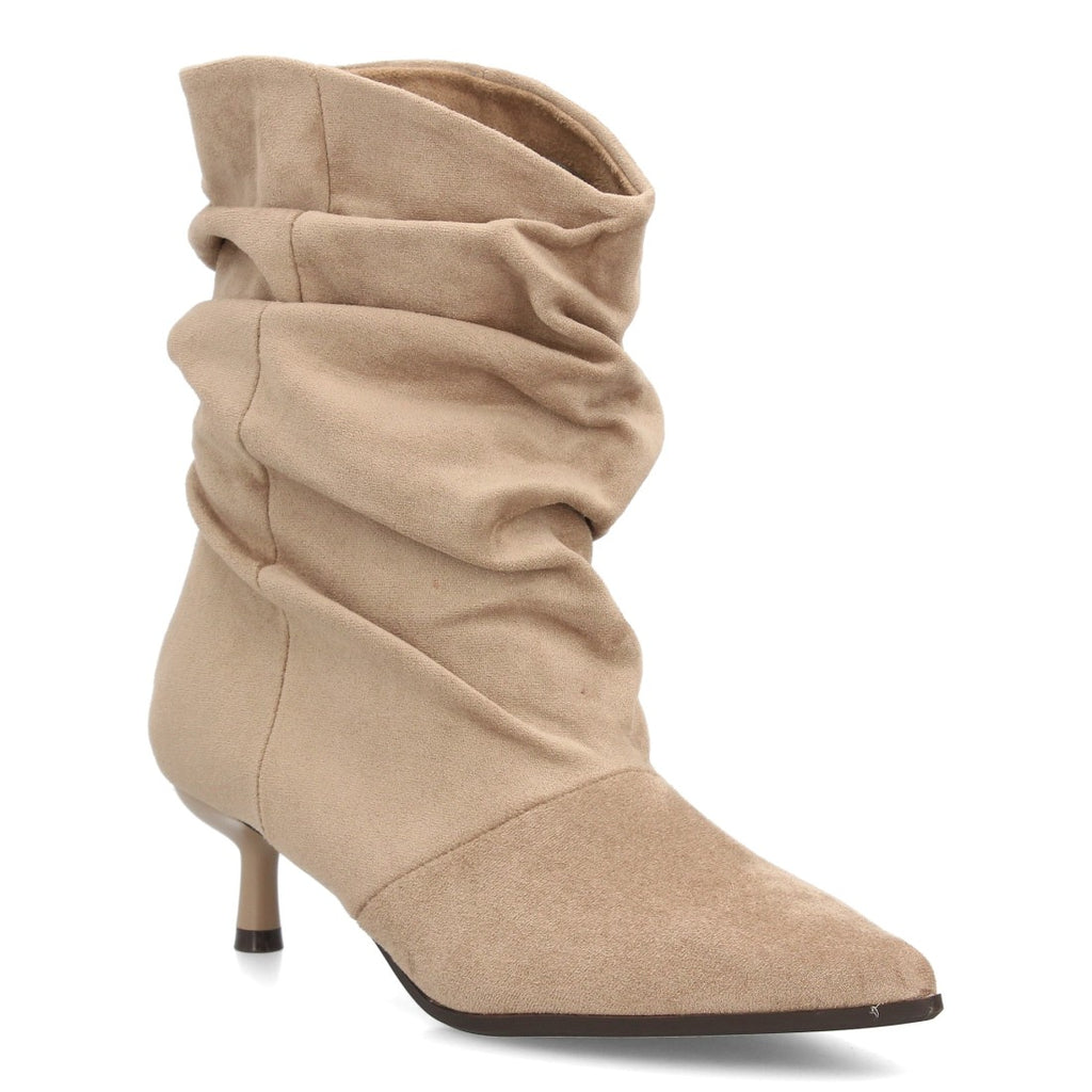 Beige para mujer con caña arrugada y tacón fino de altura media
