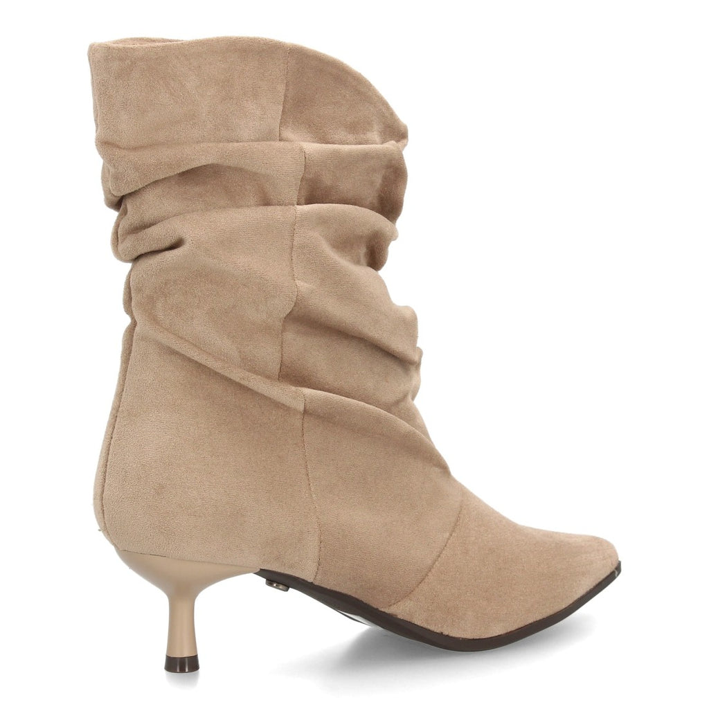 Beige para mujer con caña arrugada y tacón fino de altura media