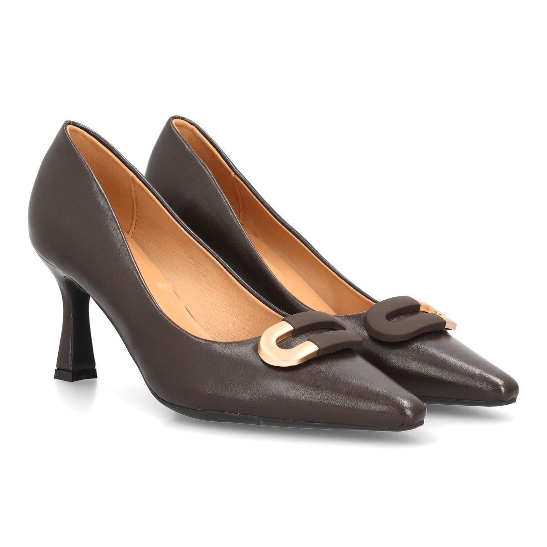 Zapatos de salón marrón con tacón fino, adorno metálico y suela de gel