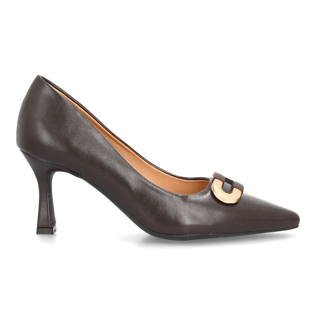 Zapatos de salón marrón con tacón fino, adorno metálico y suela de gel