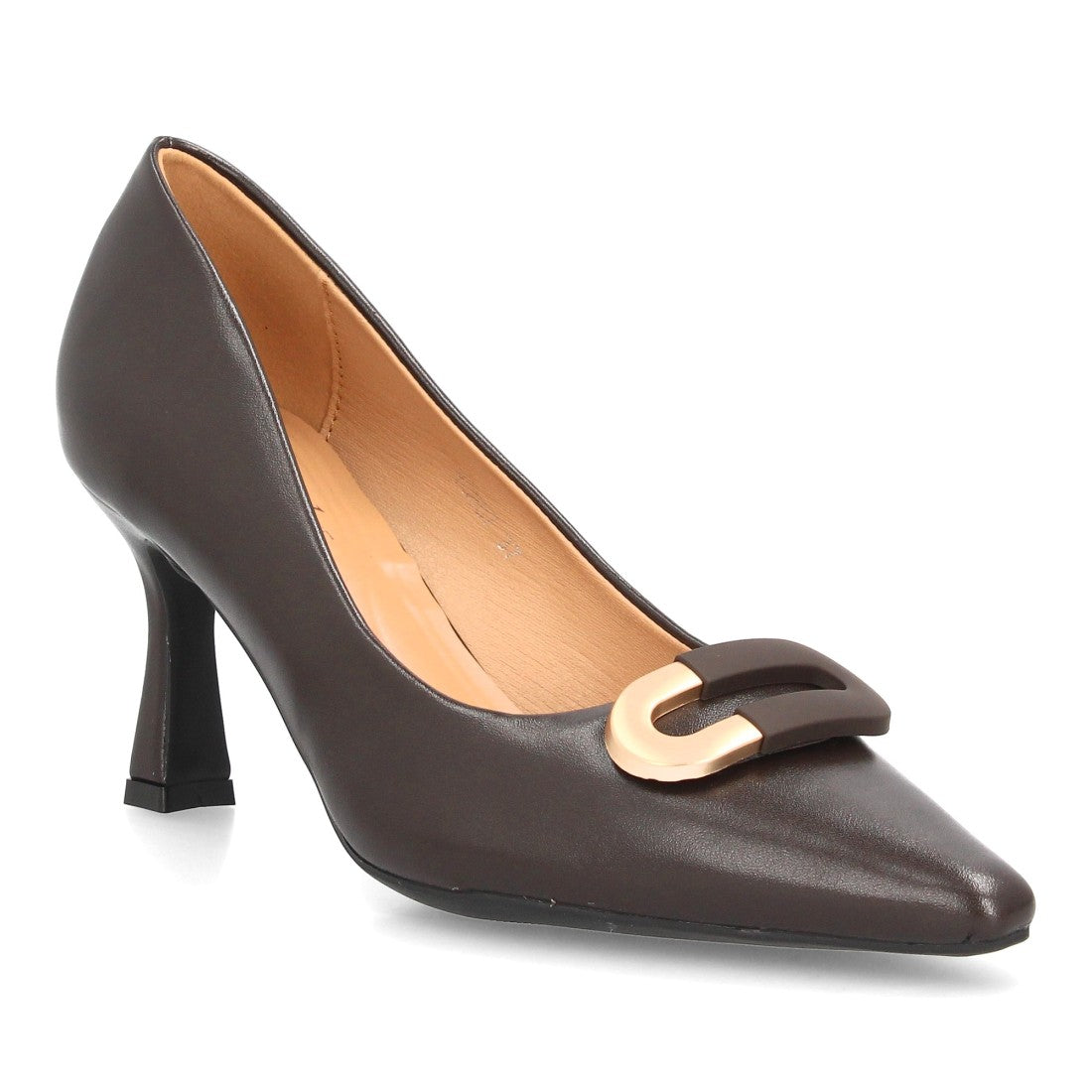 Zapatos de salón marrón con tacón fino, adorno metálico y suela de gel