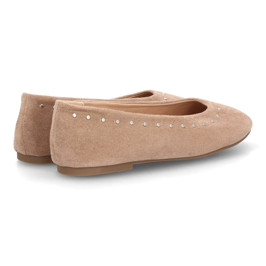 Bailarina kaki en efecto ante con detalles de tachuelas y punta redonda