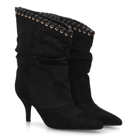 Botas elegantes negras de mujer con caña fruncida asimétrica, ojales y tacón fino