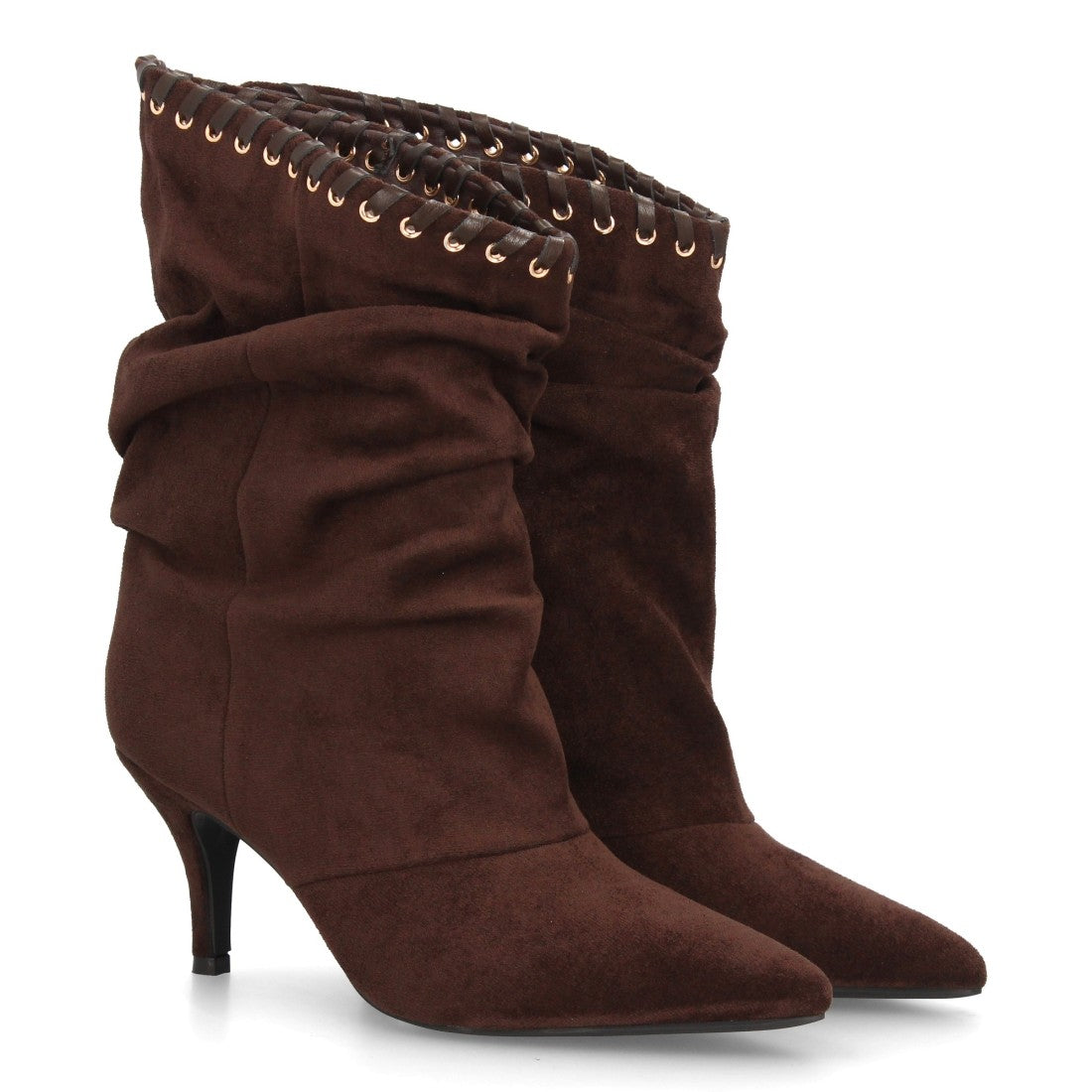 Botas elegantes marrón de mujer con caña fruncida, cinta entrelazada y tacón fino