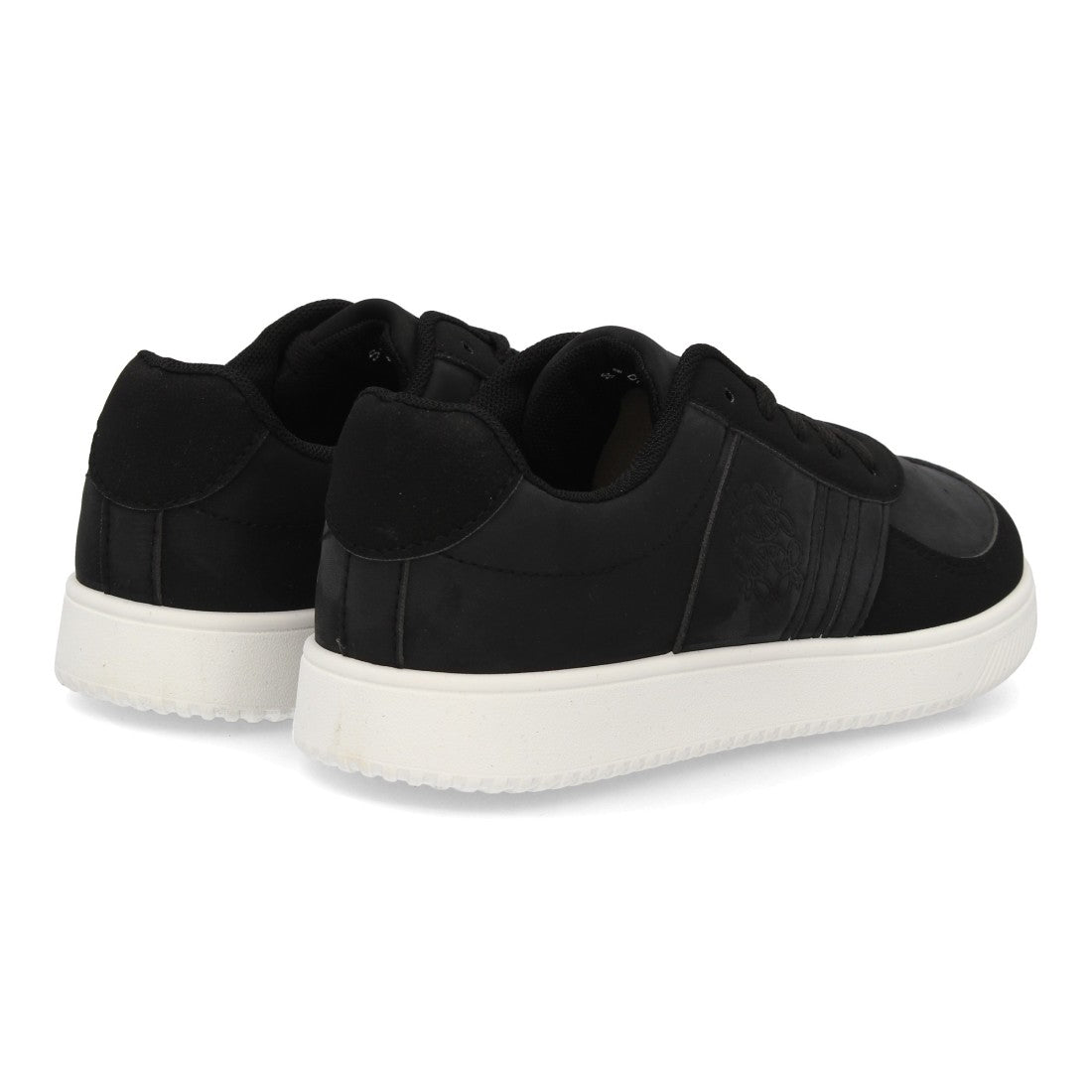Zapatillas urbanas barefoot negras con combinación de texturas y cierre de cordones
