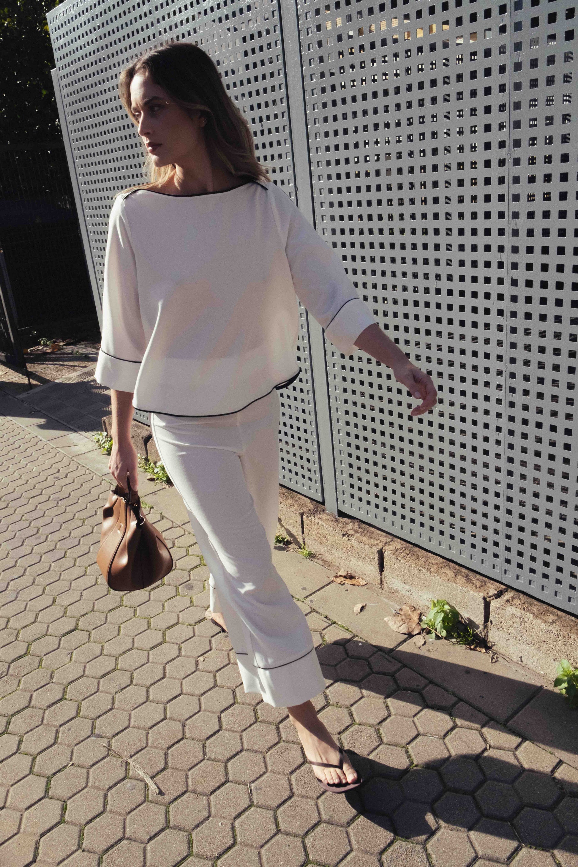 Pantalón culotte color crudo con vivos negros y pierna ancha