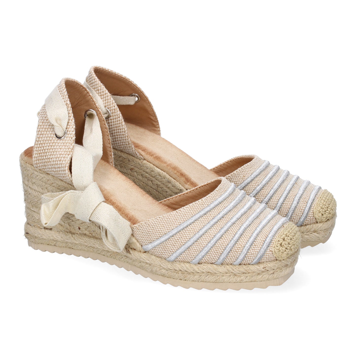 Sandalia de cuña de yute plateada, cómoda, elegante, cintas y detalles en la pala, primavera verano.