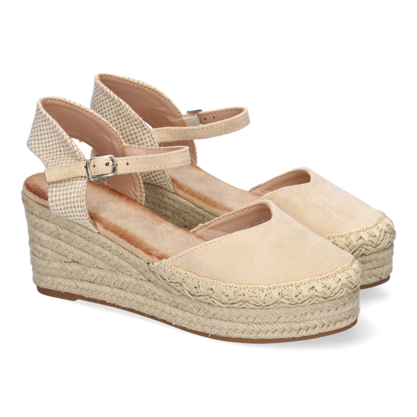 Sandalia de cuña de yute beige, cómoda, elegante, detalles trenzados en la pala, cierre de hebilla.