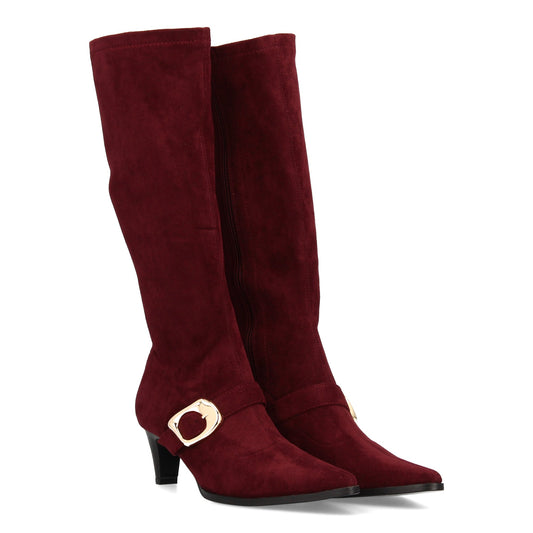 Bota de caña alta para mujer color burdeos con punta fina, tacón y hebilla decorativa grande.