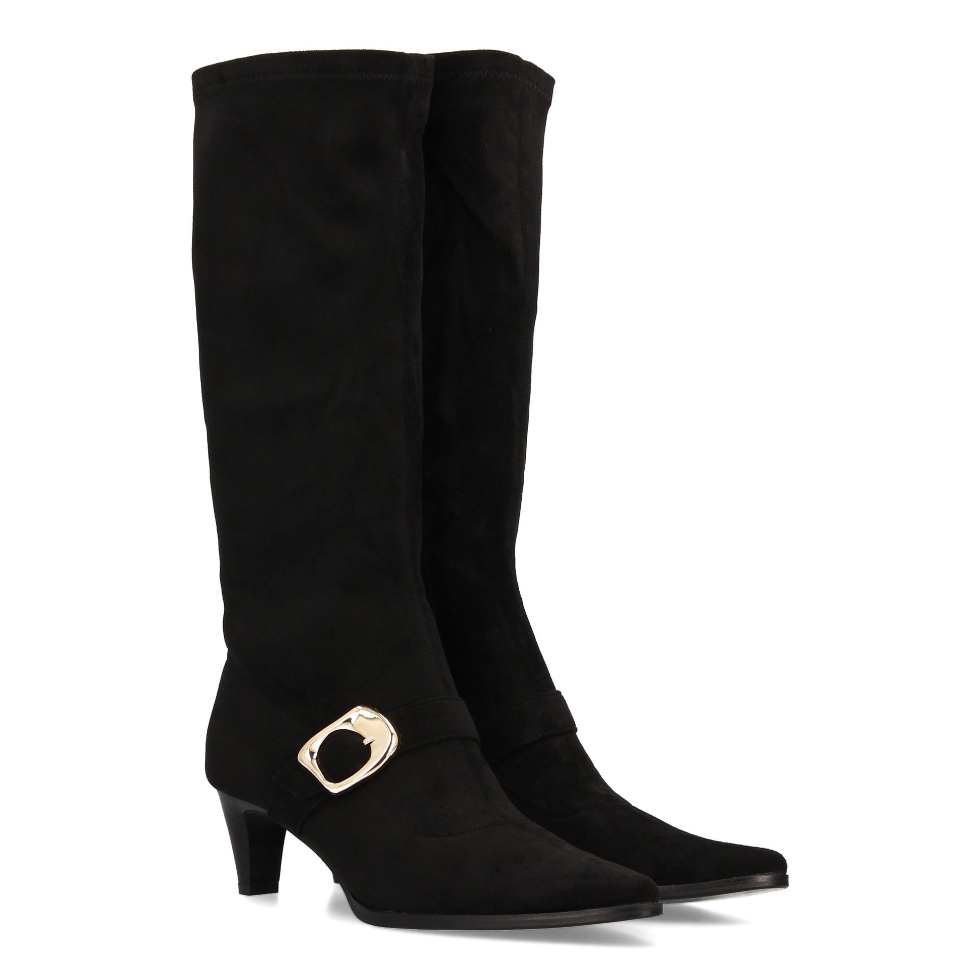 Bota de caña alta para mujer color negro con punta fina, tacón y hebilla decorativa grande.