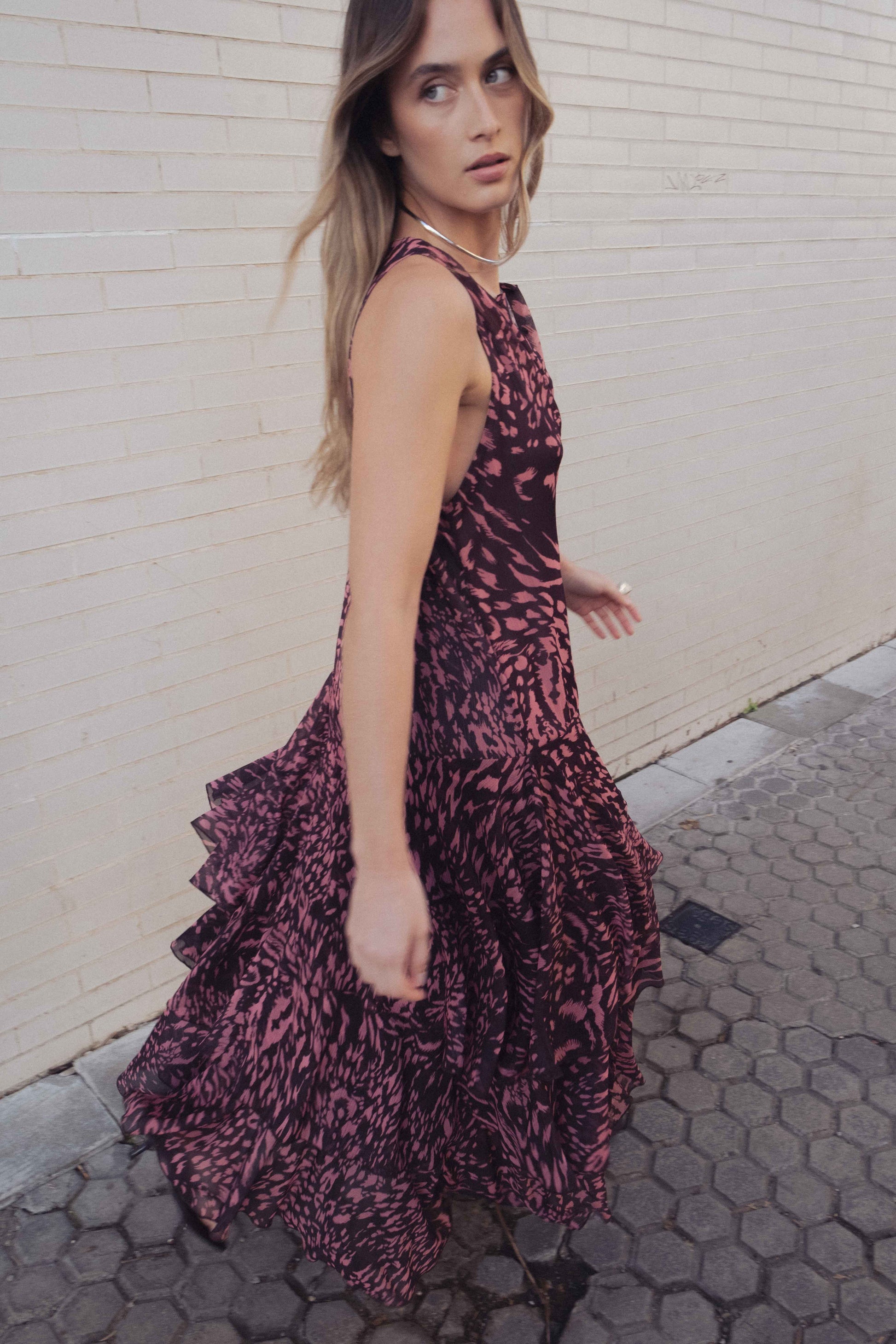 Vestido largo con volantes y estampado diseño español